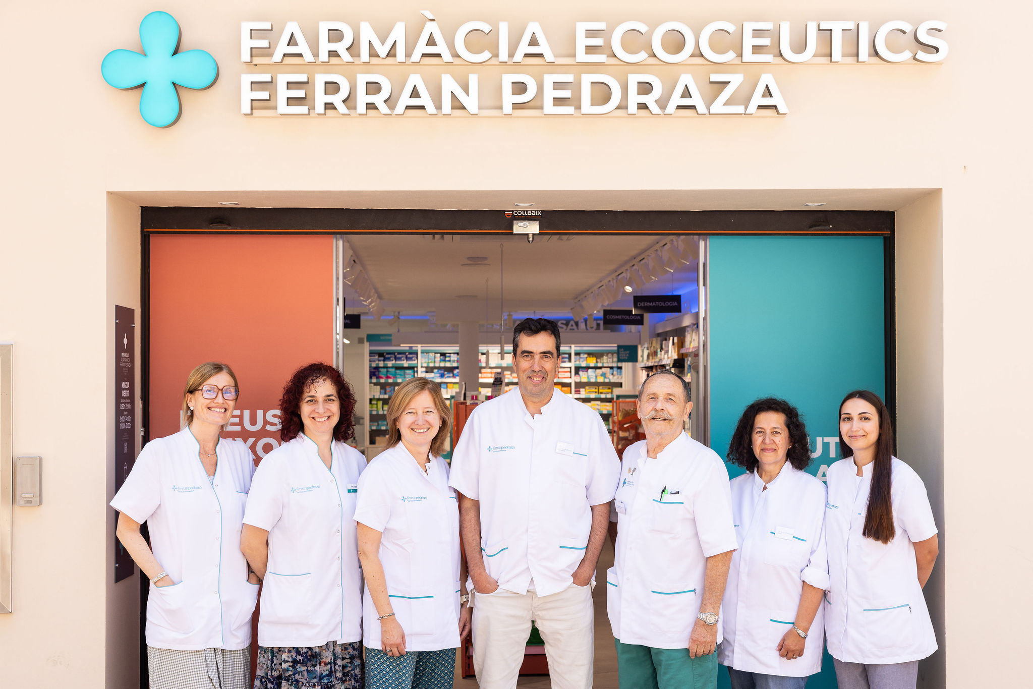 entrada de la farmacia y su equipo
